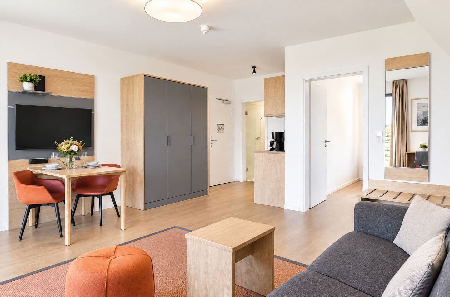 Ferienwohnung Mantelmöwe 32 im Wreecher Idyll Rügen in Wreechen – Wohnzimmer