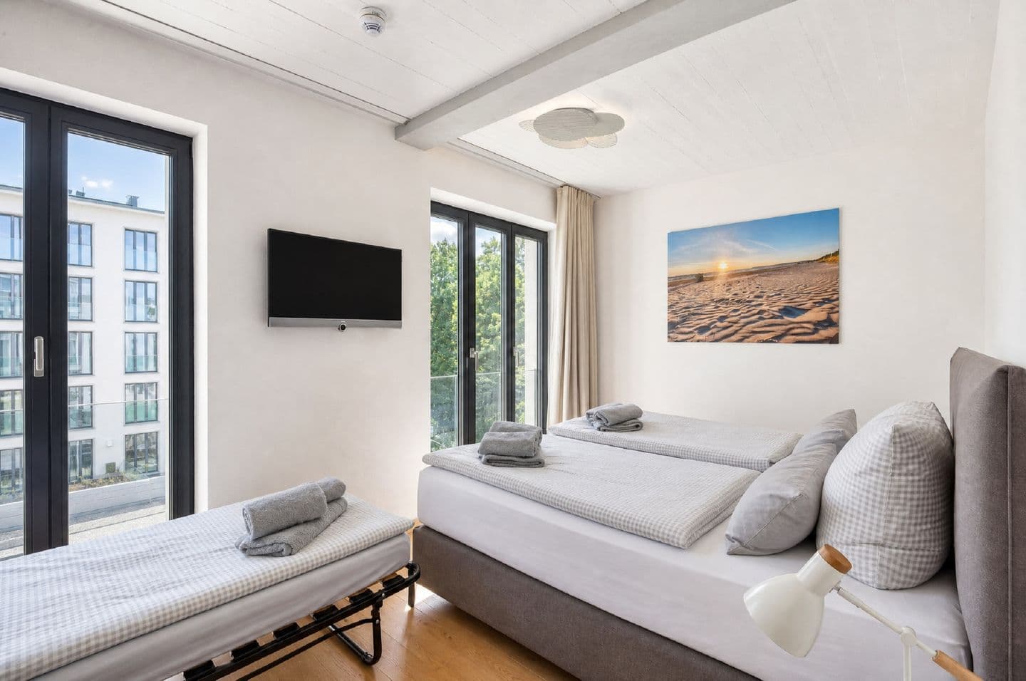 Ferienwohnung Sonnenloft 14 mit eigenem Kamin, Sauna, Strandkorb am Strand und Außenpool in der DÜNE7 Prora in Prora – Schlafzimmer