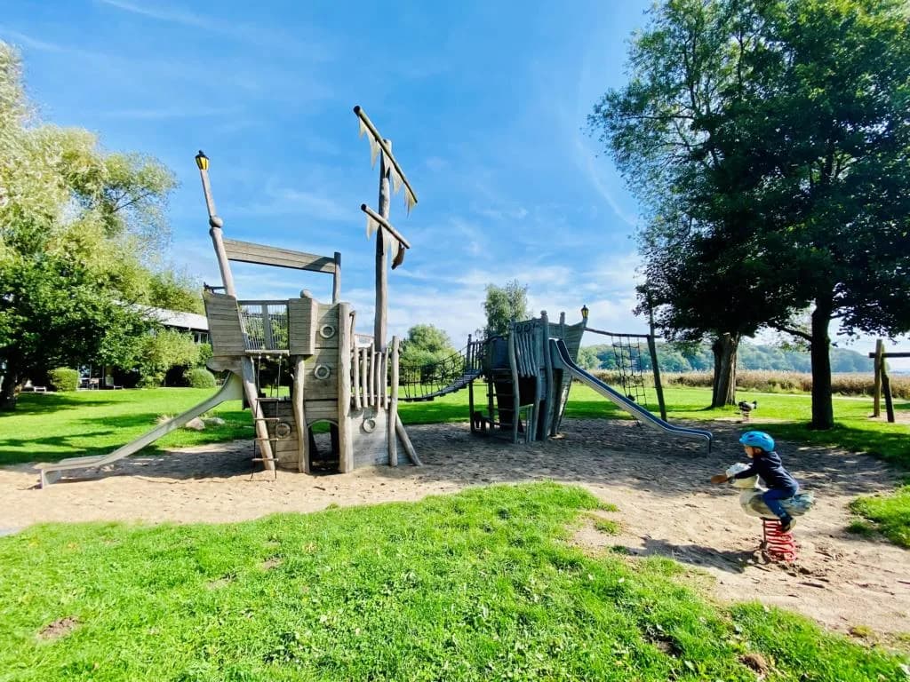 Tobespaß für Kids: Die 10 besten Spielplätze auf Rügen